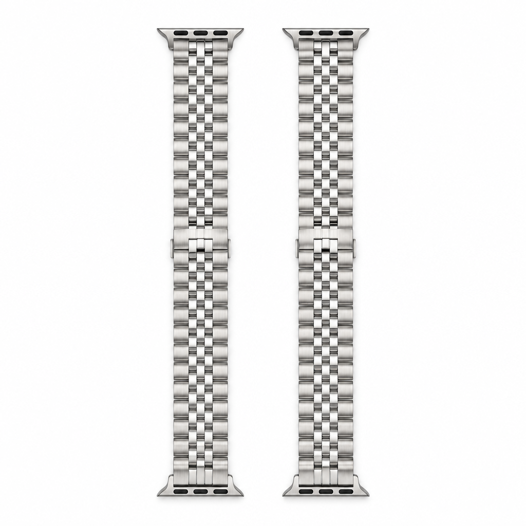 Pulseiras prateadas em fundo branco