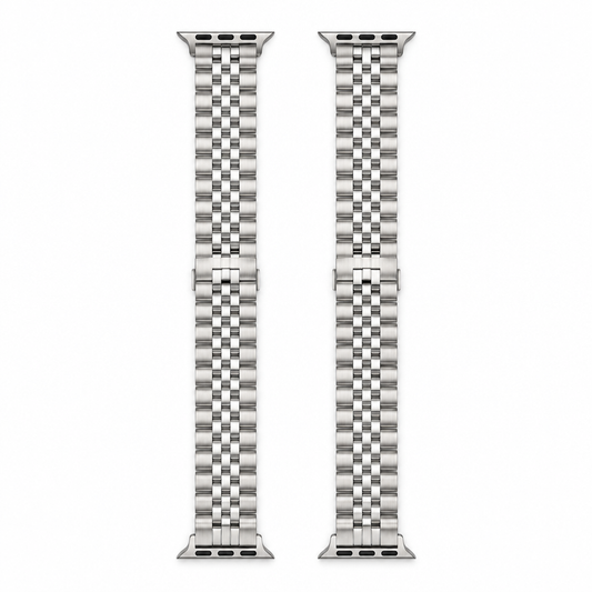 Pulseiras prateadas em fundo branco